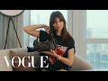 Emily Ratajkowski rivela cosa custodisce nella sua borsa | Vogue Italia