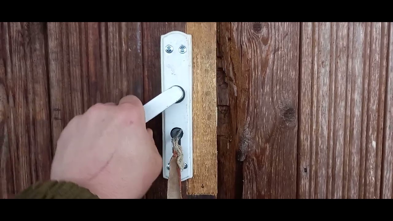 Замена замка входной двери на моей даче.Рестоврация полотна двери и ...