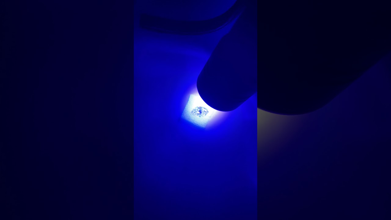 Blue phosphorescence in HPHT lab diamond after exposure to long wave uv