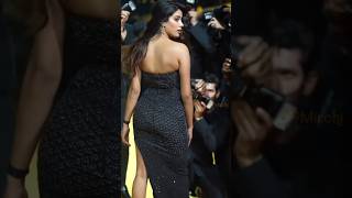 Janhvi Kapoor Hot Show 2025