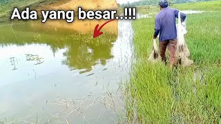 Sarang ikan di sawah..!!Jala ikan di sawah yg sedang banjir luapan waduk bikin bahagia