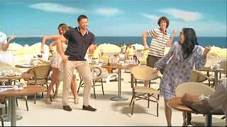 Хью Джекман танцует на пляже