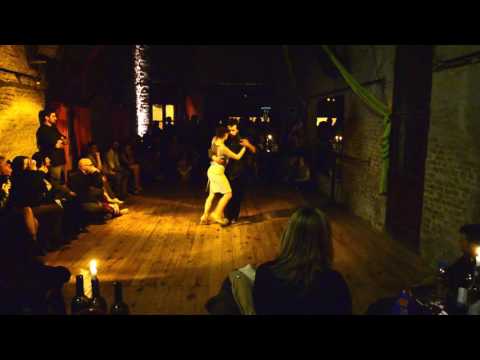 Buda Rodríguez y Victoria Ramirez bailan Milongueando en el 40 - Anibal Troilo