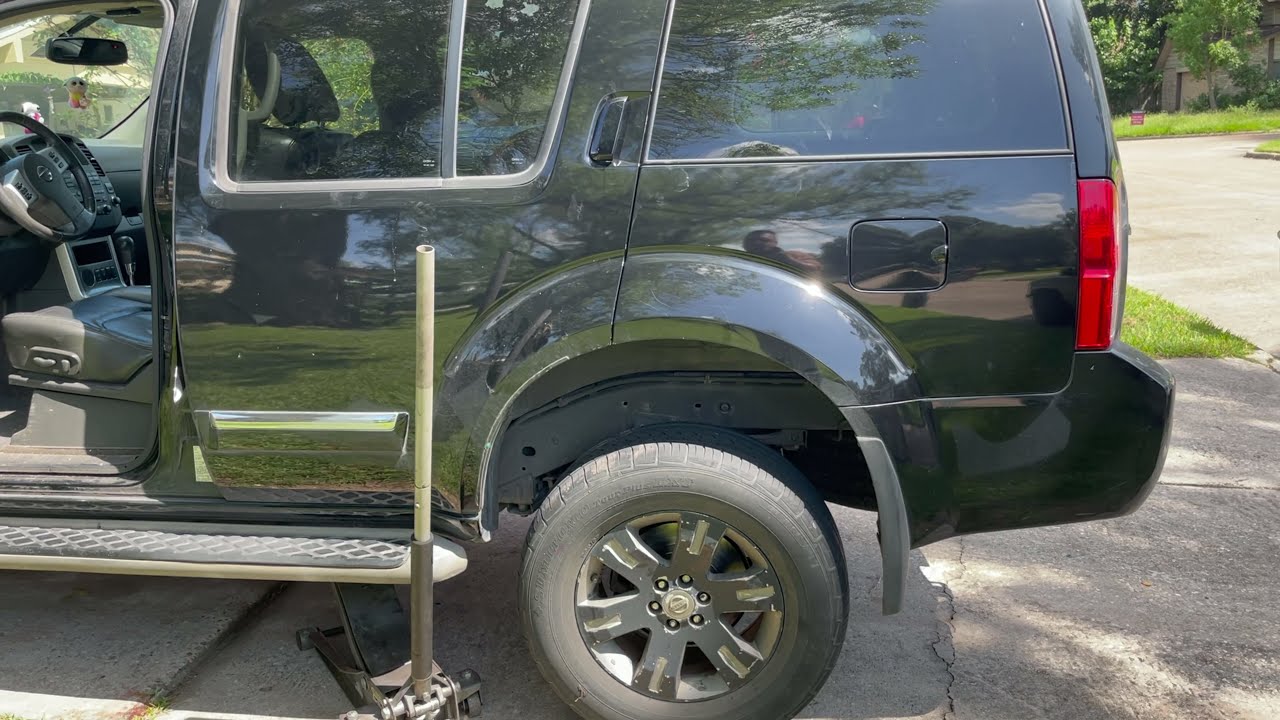 Nissan Pathfinder..How To Install Brake Pads and Rotors...como cambio