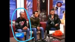 شبان مصريين لا يمسكون انفسهم من الضحك خلال مقابلة تلفزيونية على قناة الجمال والموضة