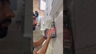 Placement de coffrets électriques hors norme. #electricien