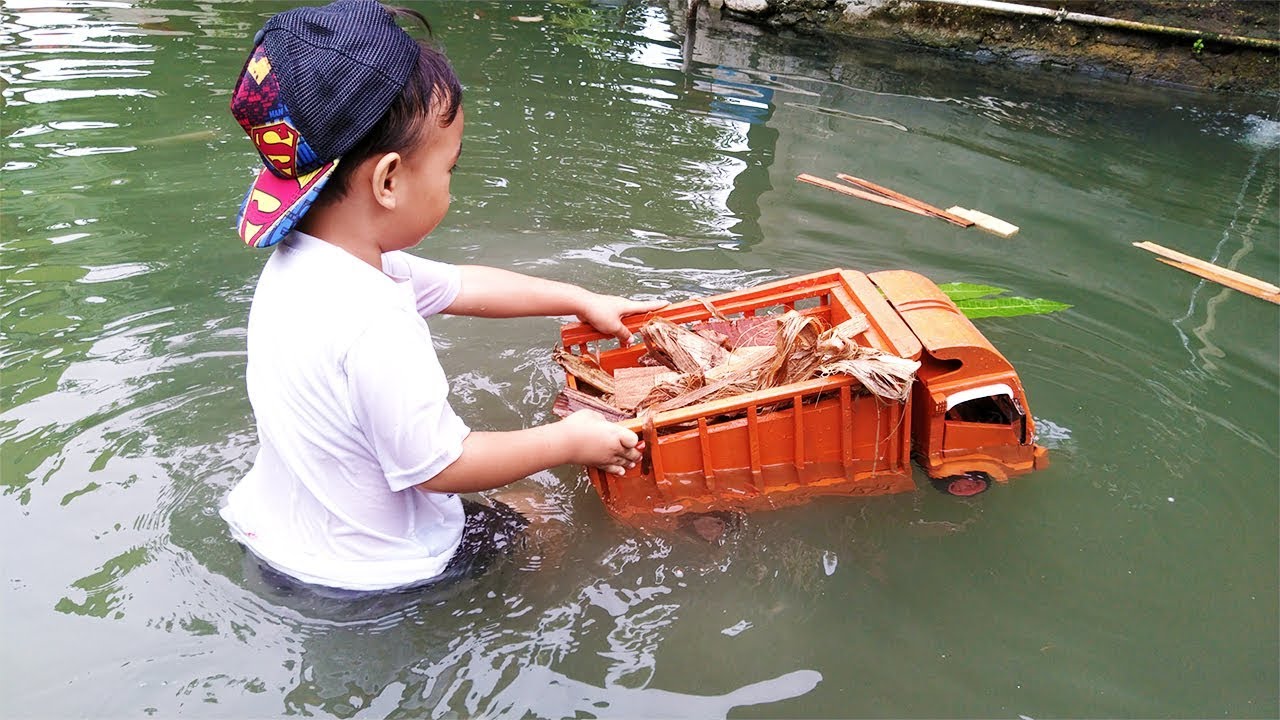 OTO TRUK  DAM MINIATUR KAYU  MUAT  SAMPAH DIKOLAM IKAN YouTube