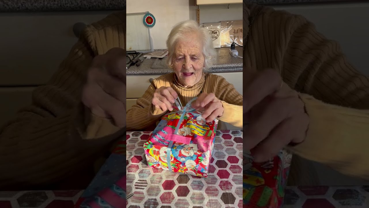 Un bellissimo regalo con la carta natalizia grazie grazie