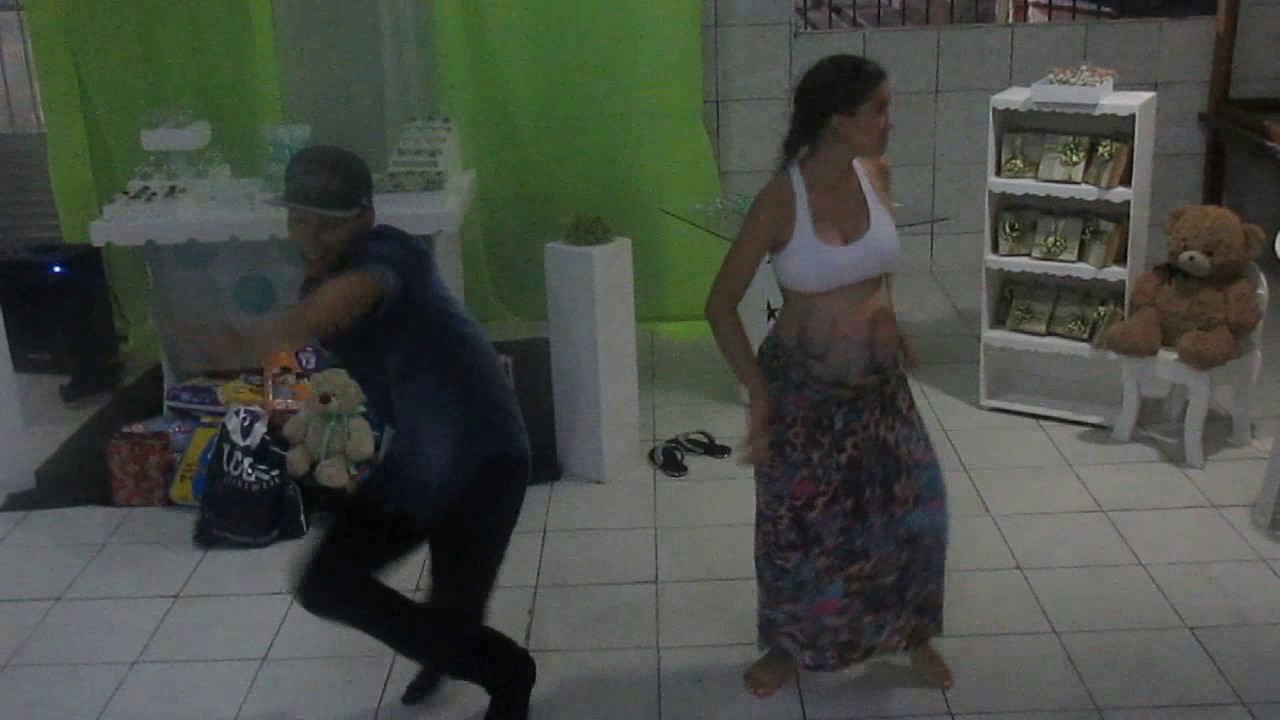 Mamãe e Papai Dançando - Despacito no chá de Fraldas - YouTube