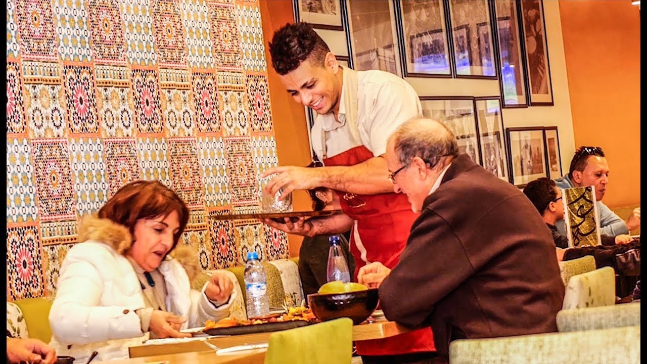 #24FOR24 - VLOG 128 - خدمت سرباي لمدة يوم - WORKED AS A WAITER FOR A DAY