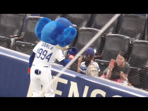 18失点の大敗でも最後まで残ってくれたドラゴンズファンの女の子と一緒に写真を撮るドアラ　中日ドラゴンズVS横浜DeNAベイスターズ　2023.8.25