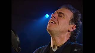John Hiatt – 2 Meter Session (1995)
John Hiatt performs three intimate songs on the Dutch TV show 2 Meter Sessies in 1995, including the timeless classic “Have a Little Faith in Me.”
This solo session features two songs on acoustic guitar and one behind the piano, highlighting Hiatt’s storytelling, heartfelt vocals, and masterful musicianship. A rare glimpse of one of America’s finest singer-songwriters delivering raw, emotional performances in an intimate setting.
Setlist:
00:00 Have A Little Faith In Me
04:25 The River Knows Your Name
09:48 As Good As She Could Be
• Subscribe to our Youtube-channel for more unique music sessions: https://bit.ly/2OX4S8t
• Playlist with over 150 well-known 2 Meter Sessions clips since 1993: https://bit.ly/38fbO9I
• Listen to 2 Meter Sessions on Spotify: https://spoti.fi/39vt6iS
• http://www.2metersessies.nl
• http://www.instagram.com/2metersessions
• http://www.facebook.com/2metersessies
About 2 Meter Sessions
Based in the Netherlands, 2 Meter Sessions is an independent, ongoing (new) music platform with a great legacy. Monthly we film 3 to 4 sessions with promising and breakthrough acts from all over the world.
Many well-known acts have visited the show; from James Taylor, Elliott Smith and David Crosby to Damien Jurado, Ben Howard and Josh Ritter, via Radiohead, Nirvana, Coldplay and Foo Fighters. Archive footage can regularly be seen in (theatrical) documentary movies, like “Mystify: Michael Hutchence” (with footage of our session with INXS, filmed in 1997), “Heaven Adores You” (with footage of our session with Elliott Smith, filmed in 1998) and “All I Can Say” (with footage of our session with Blind Melon, filmed in 1993).
The show started back in 1987 by radio presenter Jan Douwe Kroeske. On his popular national radio show he persuaded New-Zealand band Crowded House to play a couple of songs. The response of the public was so great, that 2 Meter Sessions quickly became a household name. In 1993, the show made a successful transition to national television. From there the show became a national phenomenon, for over 10 years, with filmed sessions of new talent, breakthrough acts and arrived career artists. Almost a million of 2 Meter Sessions cd’s were sold in the Netherlands.
Check this playlist with over 150 well-known 2 Meter Sessions clips since 1993: https://bit.ly/38fbO9I
Subscribe to our Youtube-channel for unique music sessions: https://bit.ly/2OX4S8t
Listen to 2 Meter Sessions on Spotify: https://spoti.fi/39vt6iS John Hiatt – 2 Meter Session (1995)