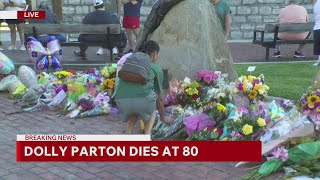 Fans gather outside Sevierville courthouse to memorialize Dolly Parton