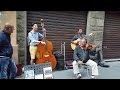 Turista se une a músicos callejeros, mira el ... - YouTube