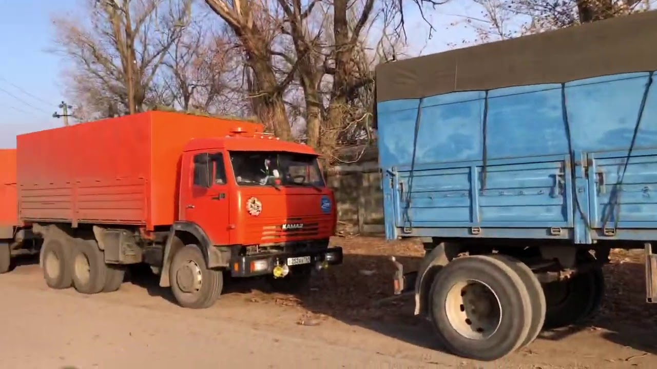 Камазы возят силос