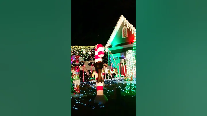 Pretty Christmas Houses #Christmas decor @Marlenes...