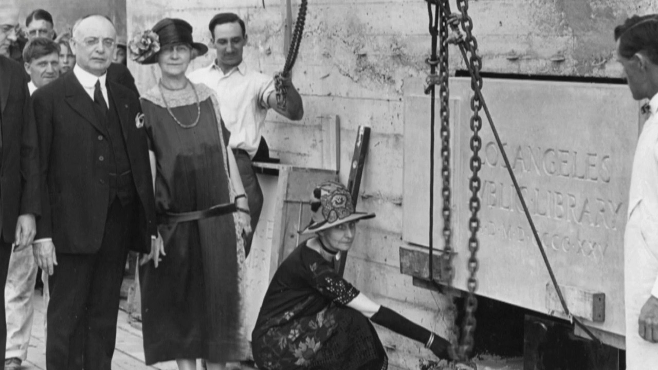 Центральная библиотека Лос-Анджелеса открыла капсулу времени, которой уже 100 лет.