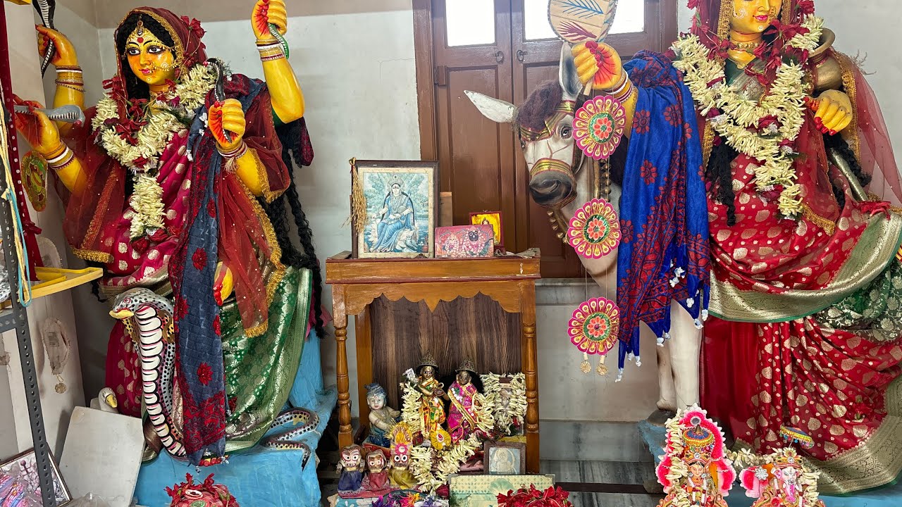 দোল উৎসব মানেই রাধা গোবিন্দর সেবা আর তার সাথে প্রচুর প্রচুর রঙ খেলা ।