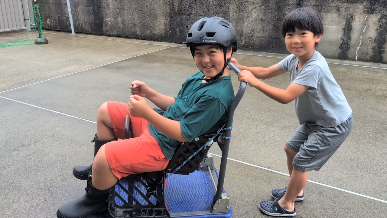 おいちゃんの大発明 台車にチャイルドシートを合体させた移動マシンで遊ぶおいちゃんとどんちゃん　大好きなリンゴよりロールパンナちゃんがいい! これは僕のもの!ぶーちゃん　#2324