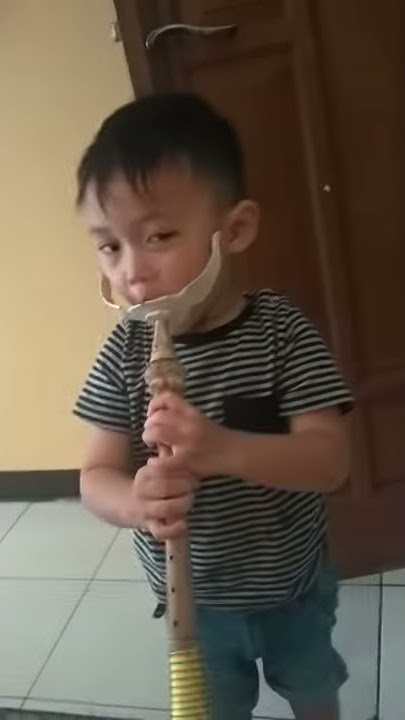 Anak kecil main terompet sunda