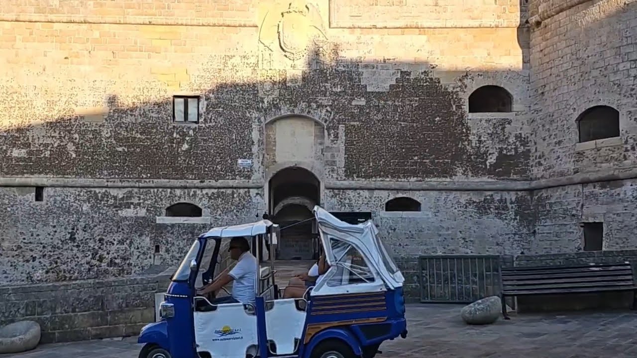 Otranto, Puglia, entorno al mar Adriático, un imponente Castillo Aragonés y una Catedral Normanda