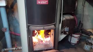 薪ボイラーで炭の火おこし　Fire wood boiler