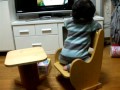 お気に入りの手作り椅子でくつろぐベビー（10ケ月）
