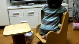 お気に入りの手作り椅子でくつろぐベビー（10ケ月）