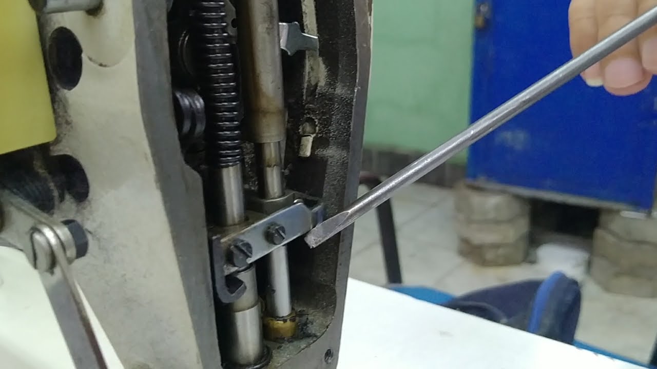 طريقة اصلاح نزول الزيت في ماكينة الخياطة سنجر من عمود الابرة بأسهل طريقة
