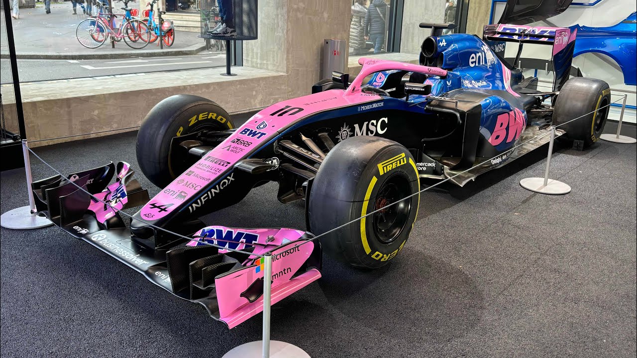 Atelier Alpine Paris с симуляторами болидов Формулы-1 и гонок.