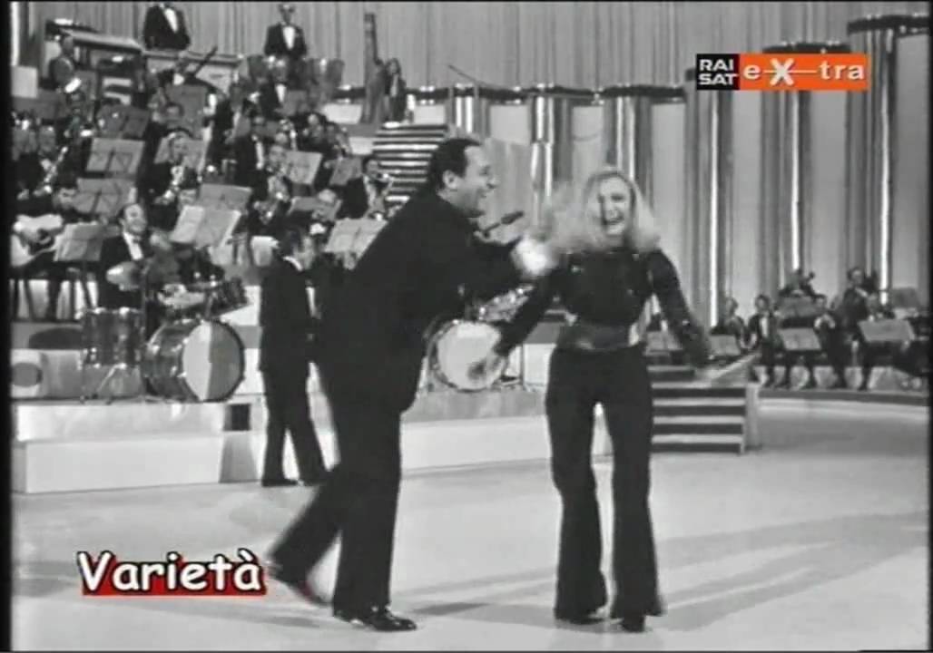 Alberto Sordi Raffaella Carrà ''Tuca Tuca'' - HQ - YouTube