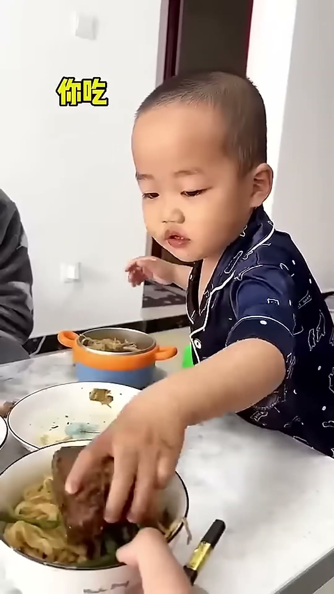 小米宝太懂事了，把肉全给妈妈吃！#Cute baby#Cute#呆萌小米宝#聪明宝宝#萌娃