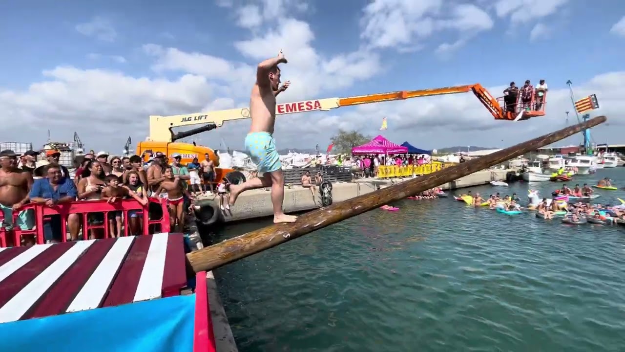 🎥 Hilarious Greased Pole Challenge – So Slippery, So Funny! 🤣