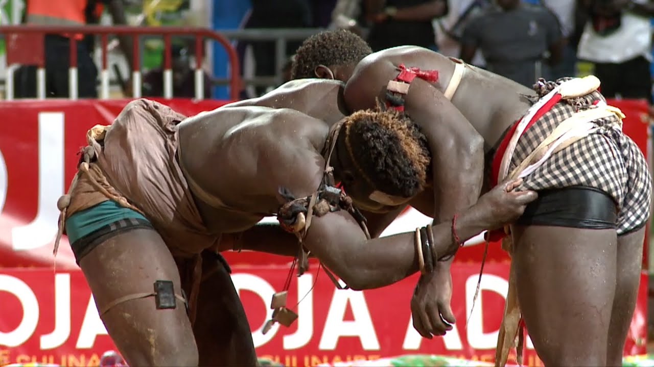 Kirikou piège Papa Bari Bari, le saisit et réussit une chute unique dans son genre