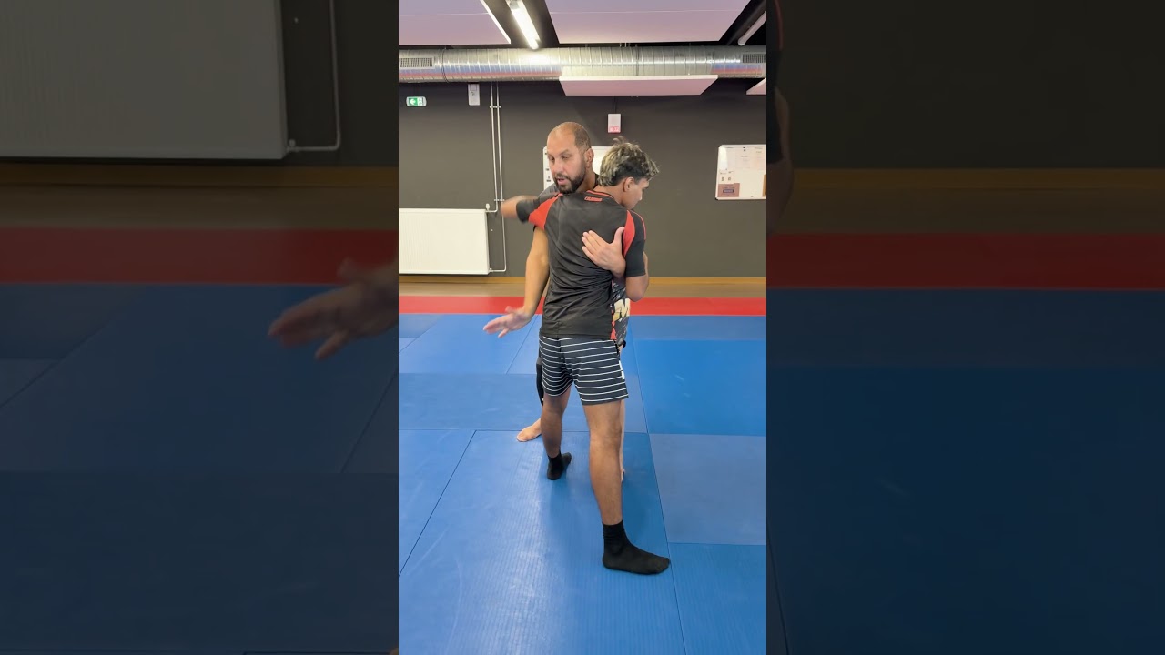 Cette fois-ci, direction le MMA avec le LMF Fight Club pour une séance placée sous le signe du dépassement de soi, de la concentration et du respect des règles. 

Une belle occasion pour les jeunes de sortir de leur zone de confort, prendre confiance en eux et développer des qualités utiles au quotidien comme dans le monde professionnel. 

une action financée par la 
Métropole d'Aix-Marseille-Provence & la ville de Salon de Provence 

#MLSport #InsertionParLeSport #Remobilisation #MMA #DépassementDeSoi #Jeunesse #MissionLocale