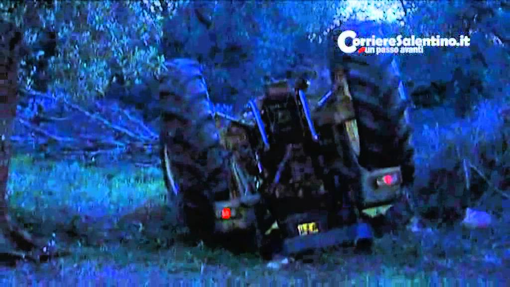 Trattore si ribalta e schiaccia il conducente - YouTube