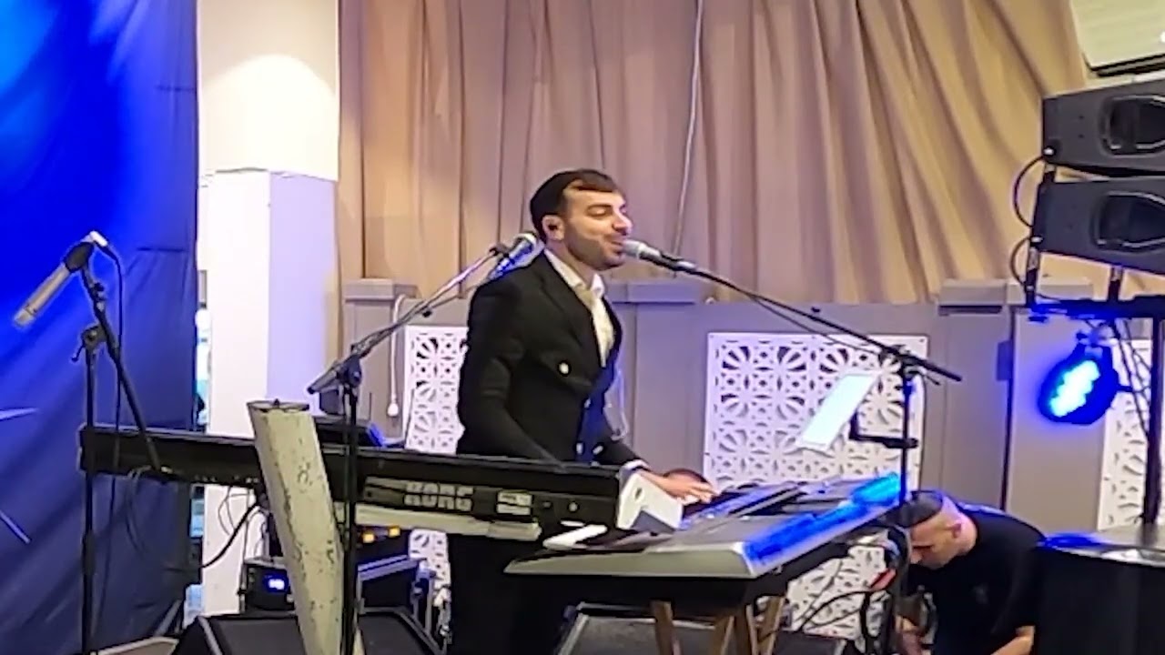 משה שמחה ותזמורתו בקטע תדליק את האש