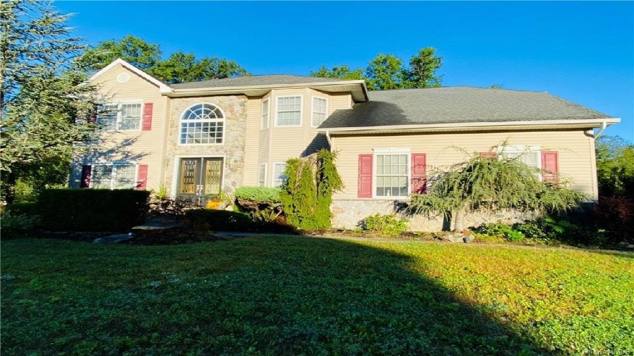 2078 Independence Drive, New Windsor, NY Presented by Brenda Guttenberg.