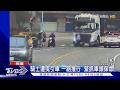 騎士遭曳引車「一路推行」 緊抓車頭保命｜TVBS新聞 @TVBSNEWS01
