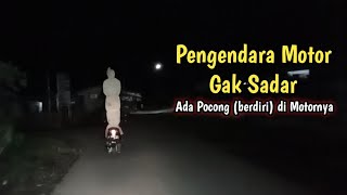 Pengendara motor ini tidak sadar ada POCONG (berdiri) d motor'ya