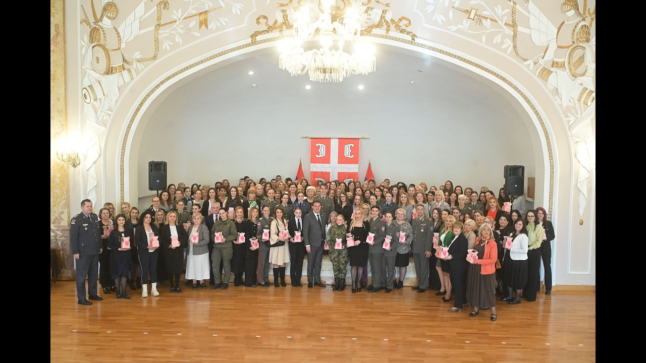 Ministar Gašić povodom Dana žena uručio poklone pripadnicama sistema odbrane