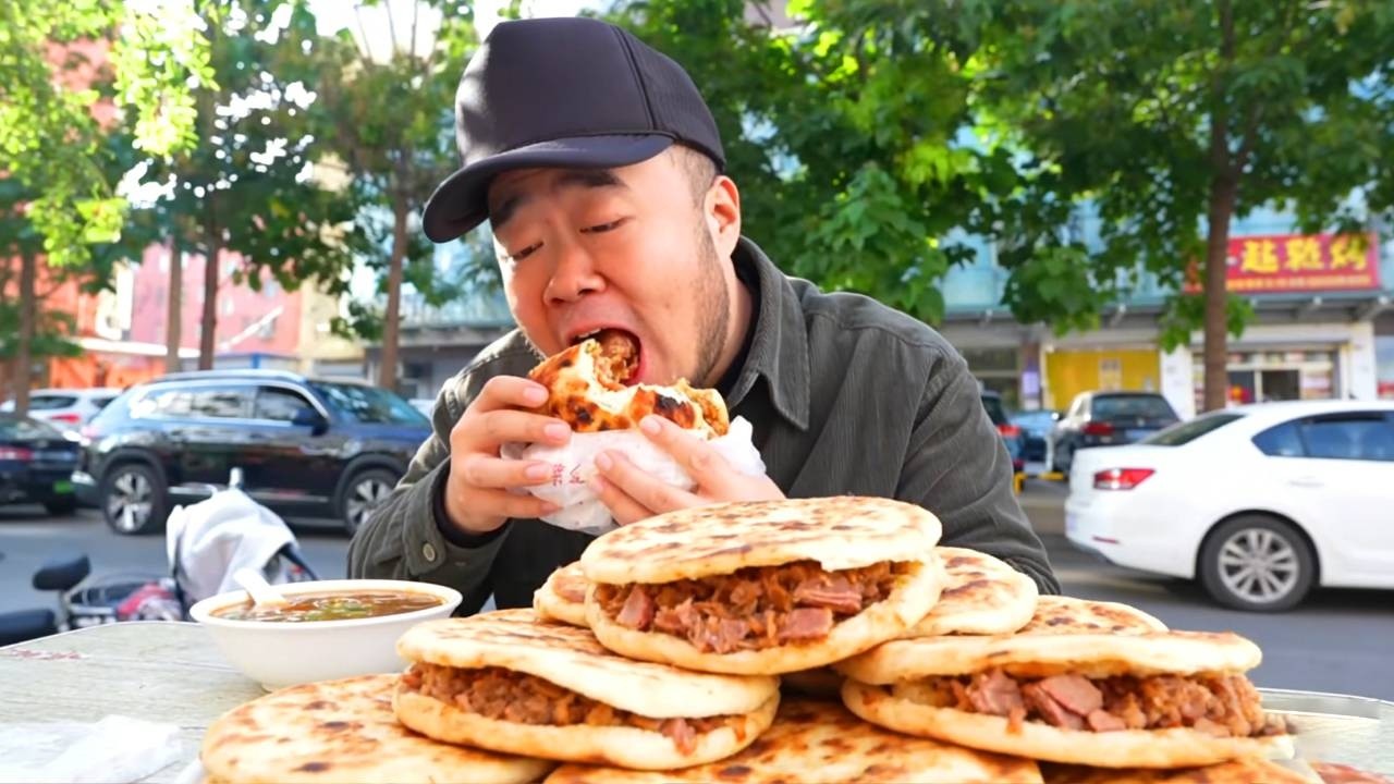 天津美食家在保定，吃川味锅盔配胡辣汤，全程只夸棒！