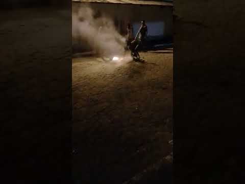 Motocicleta pega fogo em frente a oficina no centro de Elísio Medrado
