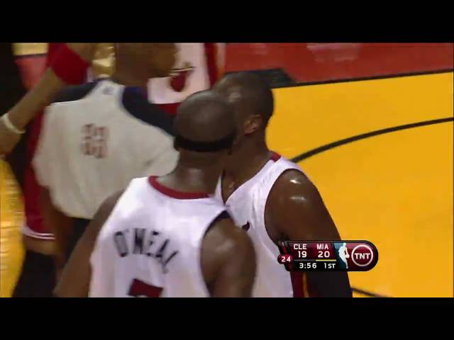 dwyane wade dunk on varejao gif