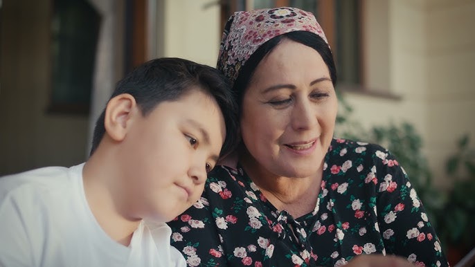 Ayol lifchik kiyib koradi va soradi