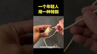 一个年轻人用一种特别的方式把杯子把手装上