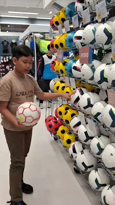 Niat beli bola futsal malah tergiur bola sepak 😂