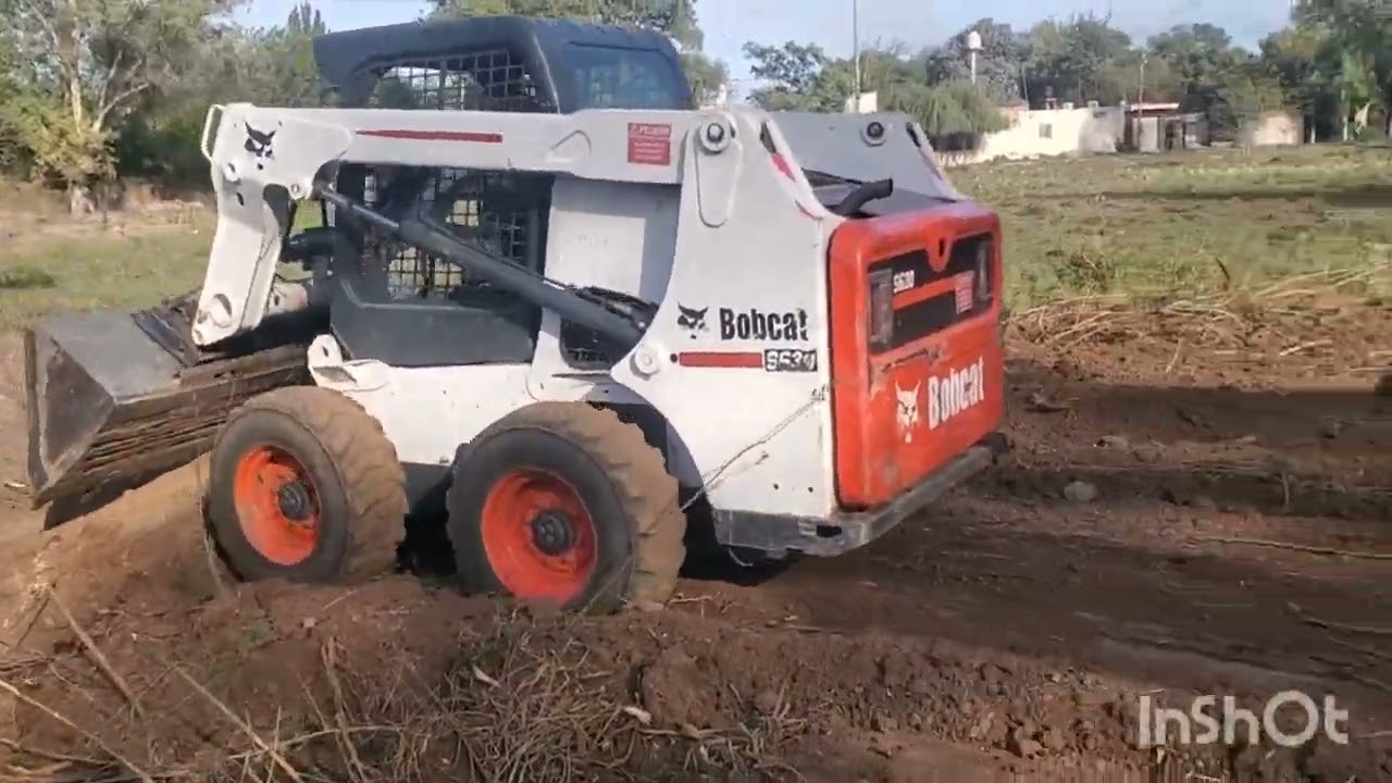Aplanando campo con montañas de tierra cel 11 3546-2194