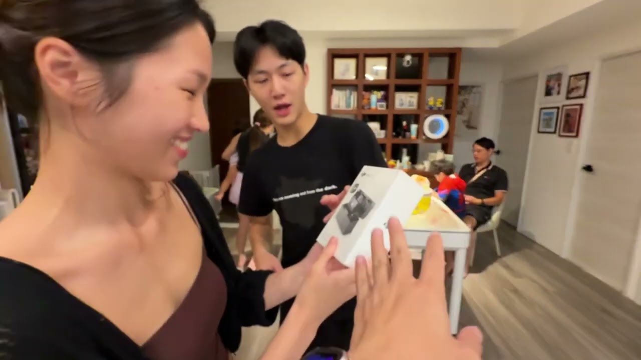 禮拜四到日要去大巨蛋賣再睡，提早幫宗岳慶生送禮物