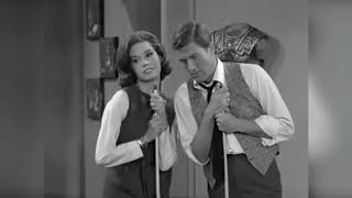 Mary Tyler Moore accidentally nails a trick shot in front of a live audience in 1962